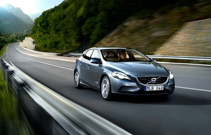 The new Volvo V40 - T4 petrol versus D2 diesel