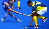 Tuffy Western Province captain Rhett Halkett fires off a pass as Thabang Modise of SG Wits makes a challenge during the Capetonians' 5-1 victory at the SA Interprovincial Tournament on Tuks Astro in Pretoria Tuesday.