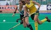 SA outdoor player Kelly Madsen, pictured racing for the ball with Argentina's Carla Rebecchi during the 2012 World League Semi-Finals tournament in London, has been picked for the South Africa indoor hockey team to take part in a Four Nations event in Canada.