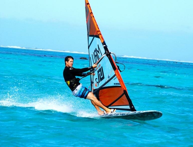 The 2013 Mauritius Freeride Challenge, from 3 to 11 August, brought back an old concept of mixing up professional and amateur windsurfers in a team racing format. Mauritius freeride challenge