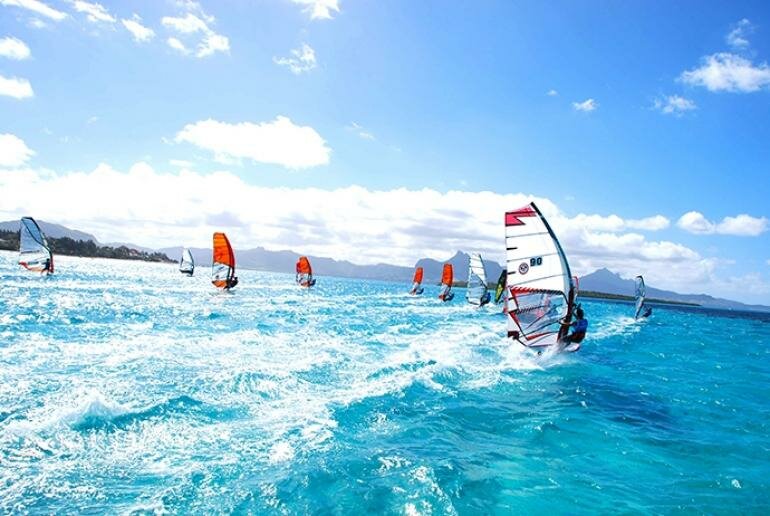 The 2013 Mauritius Freeride Challenge, from 3 to 11 August, brought back an old concept of mixing up professional and amateur windsurfers in a team racing format. Mauritius freeride challenge