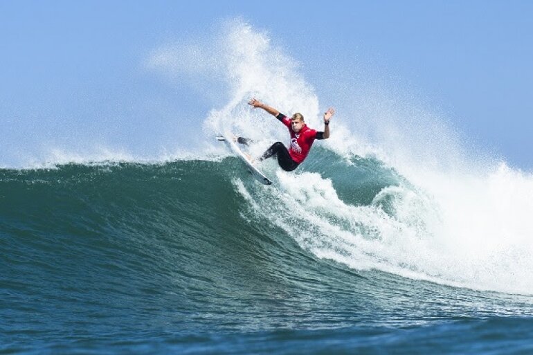 Mick Fanning (AUS), reigning three-time ASP World Champion, blasting at the Quiksilver Pro France